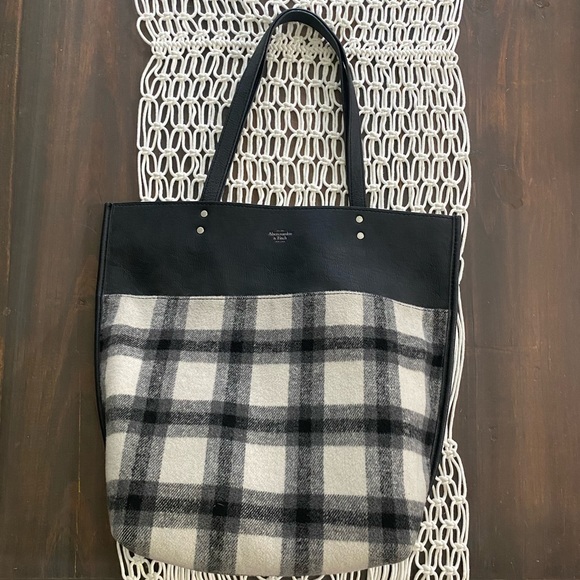 Abercrombie & Fitch Handbags - Abercrombie and Fitch plaid tote bag